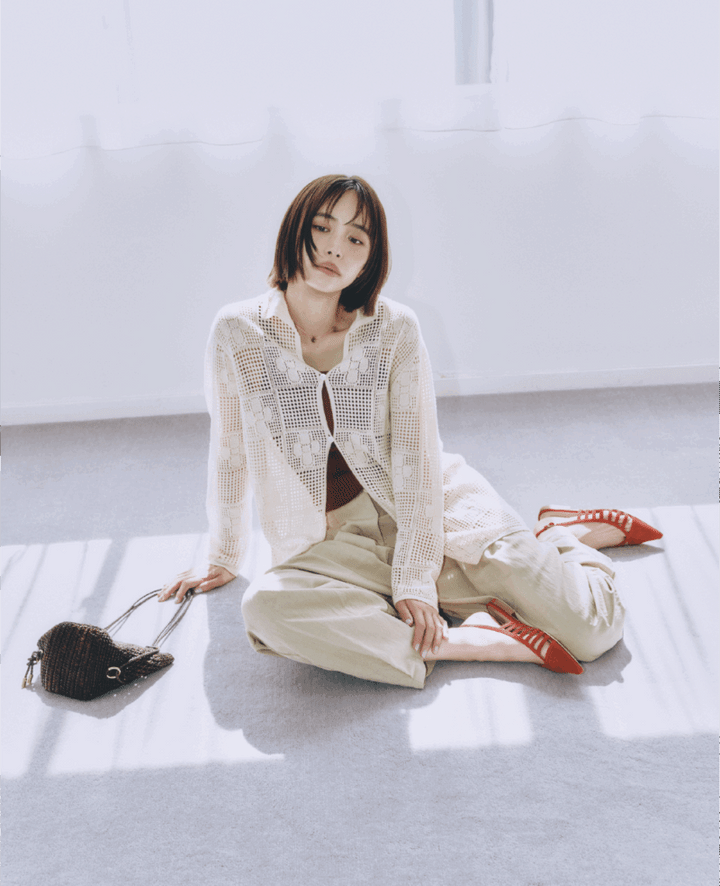 カーディガン￥53,900（フィーニー） リブタンク￥19,800（ナイスナイスモーメント） バレルパンツ￥18,700（ホワイト） バッグ￥31,900（ア ポワン ウテセ／ピモンテ） チョーカー￥13,200（スティーン／フラッパーズ） シューズ￥70,400（ネブローニ）