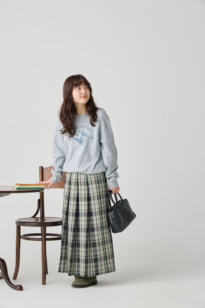 低身長さんにおすすめのスニーカー×スカート。カーキで大人っぽくスタイルアップして【FUDGE FRIEND おしゃれさんの毎日コーディネート vol.681｜大島花菜】