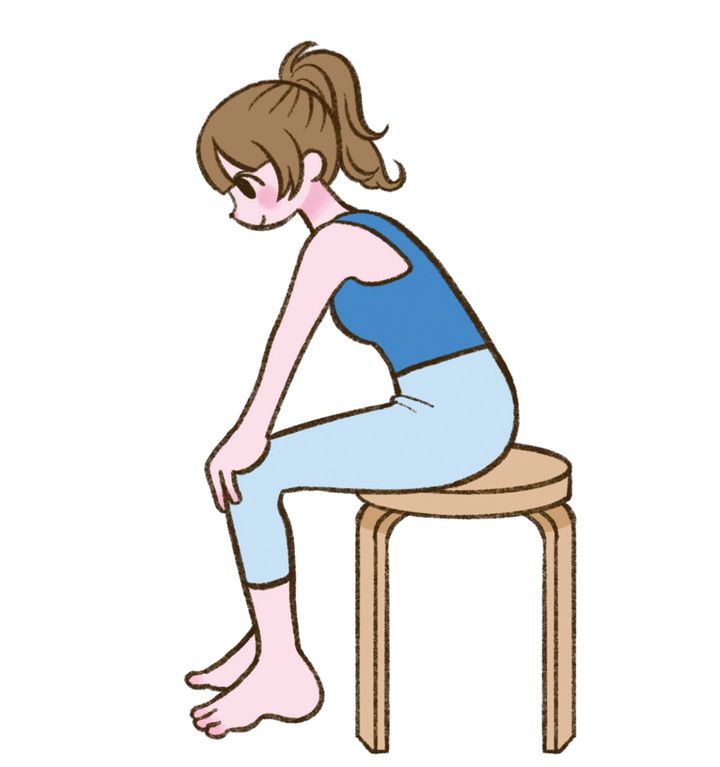 椅子に浅く座り、両足を少し手前に寄せ、背筋を伸ばし前傾姿勢に。