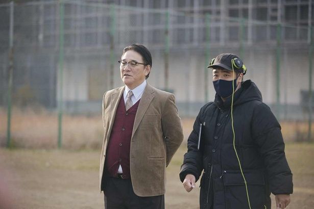 ピエール瀧を演出する下津優太監督 [c]2026映画「NEW GROUP」製作委員会
