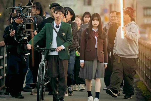 【写真を見る】山田杏奈と青木柚の共演シーンでのメイキング写真 [c]2026映画「NEW GROUP」製作委員会