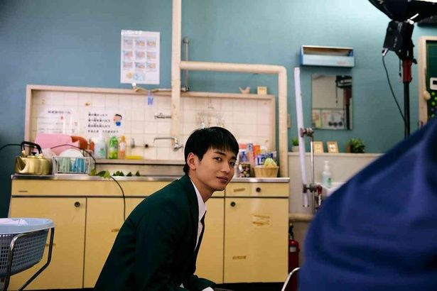 青木柚のなごやかな表情を捉えた教室でのワンカット [c]2026映画「NEW GROUP」製作委員会