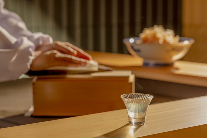 「GORA KADAN FUJI」のカウンター割烹の様子。