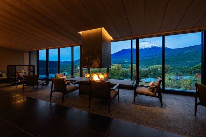 「GORA KADAN FUJI」のロビーと富士山の景色。