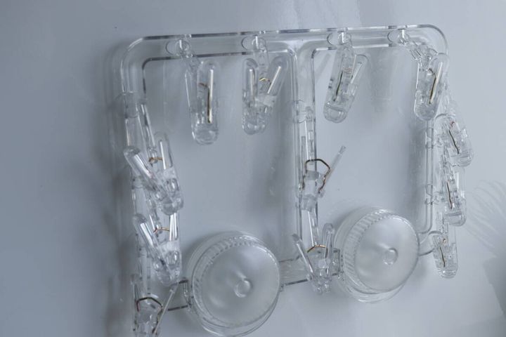 ダイソーの吸盤式室内用ピンチハンガーを収納する
