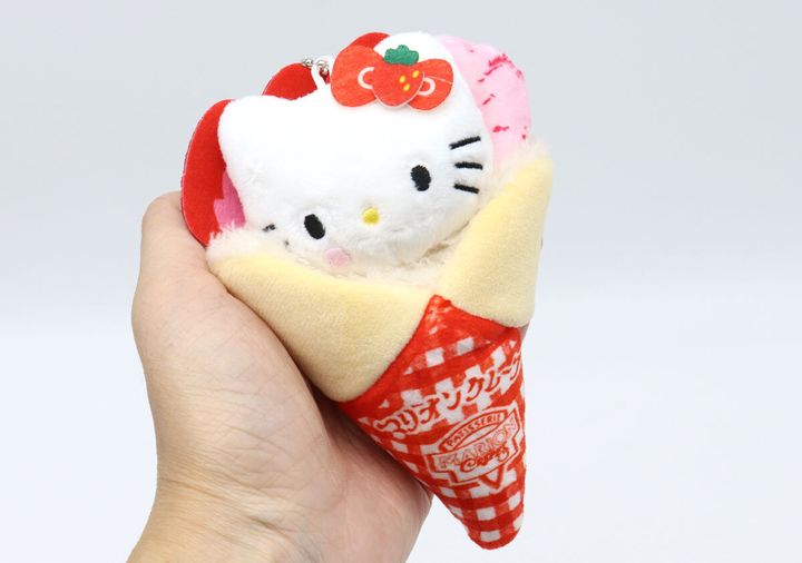 手のひらに乗るサイズのクレープ型ハローキティぬいぐるみチャーム