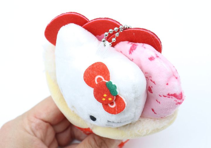 耳に赤いいちごリボンを付けたキティちゃんのぬいぐるみチャーム正面アップ
