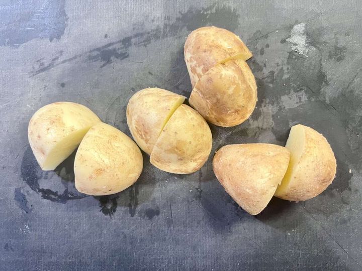 皮ごと一口大の4〜6等分にカットした新じゃがいも