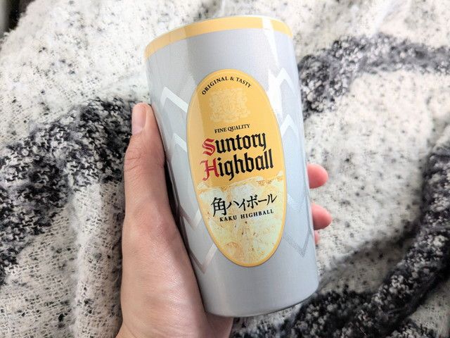 角ハイボールの真空断熱タンブラーを手に持っているところ