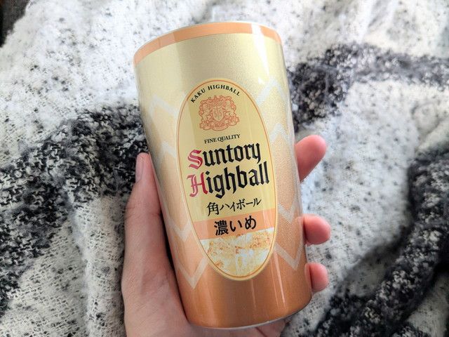 角ハイボール濃いめの真空断熱タンブラーを手に持っているところ