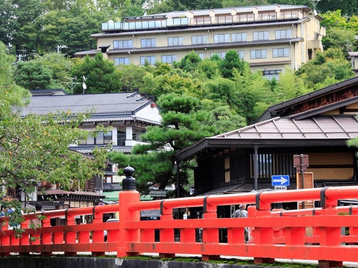 岐阜県在住・36歳女性に調査した、「泊まってよかったホテル」を紹介します。今回取り上げるのは、岐阜県の「飛騨高山温泉 宝生閣」です。（画像出典：楽天トラベル）