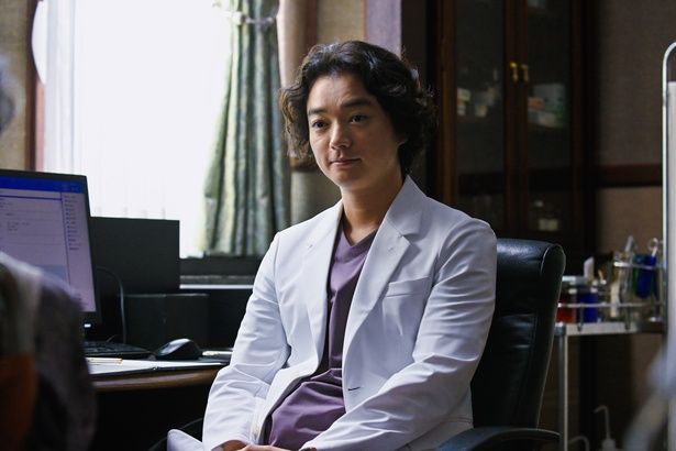 「異人坂クリニック」の院長、漆原糾を演じた染谷将太 [c]2025 N.R.E.