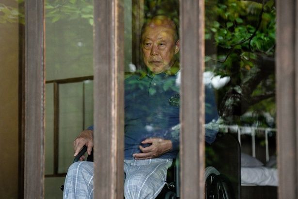物語の重要な部分を担う患者の岩上武一を演じた六平直政 [c]2025 N.R.E.
