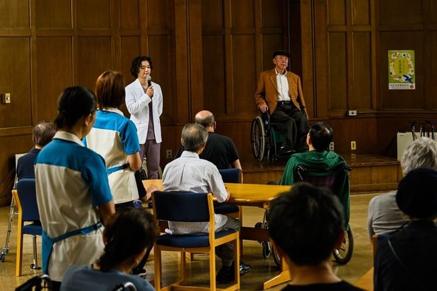 劇中ではAケアの手術を受けた患者たちに“好ましい副作用”が起きているが… [c]2025 N.R.E.