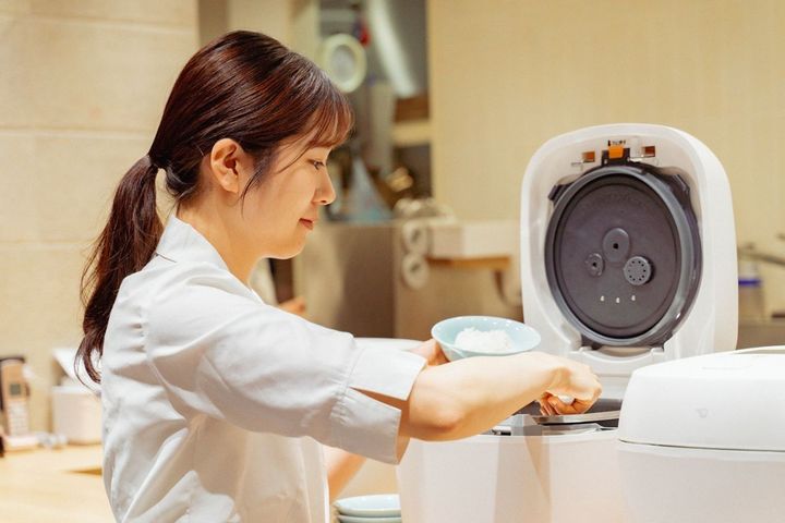 ごはんはスタッフさんがよそってくれます