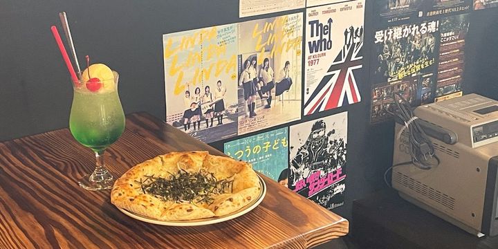 左から「クリームソーダ」600円、「釜上げしらすピザ」1300円（ハーフサイズは700円）