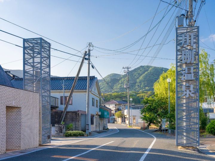 山口県下関市に位置する川棚温泉は、800年以上の歴史を誇る名湯です。俳人・種田山頭火やピアニストのコルトーも愛した温泉と言われており、名物「瓦そば」発祥の地としても有名。青龍伝説が息づくまろやかな湯と、下関自慢のふぐを堪能できます。