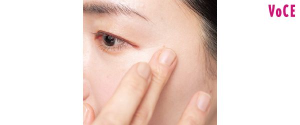 頰骨上〜目尻横に盛る