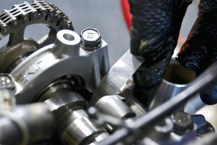 ホンダ CRF250Rのエンジンオーバーホール作業