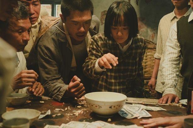 遺体を引き取るための金を求め、裏のギャンブル場で運を試す(『霧のごとく』) [c] 2025 Mandarin Vision Co,, Ltd. All Rights Reserved. 
