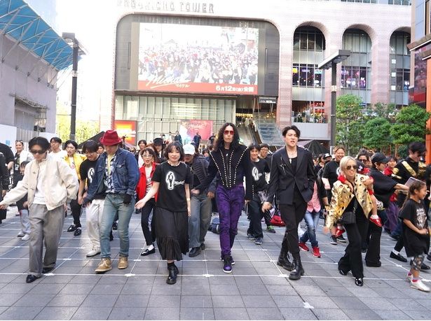 ノリノリでマイケルダンスを踊る観客の様子