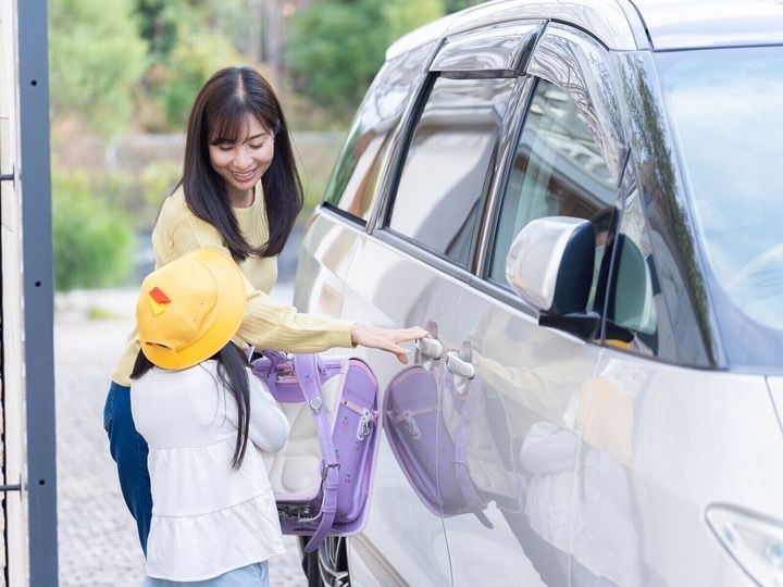 子どもの送迎に車を出せば、ママ友親子を乗せる機会もあるだろう。だが、それが毎回となればストレスになるのは当然だ。43歳女性はそんな状況に耐え切れず意を決して断ったのだが、ママ友の態度にさらに怒りを募らせることになる。※サムネイル画像：PIXTA