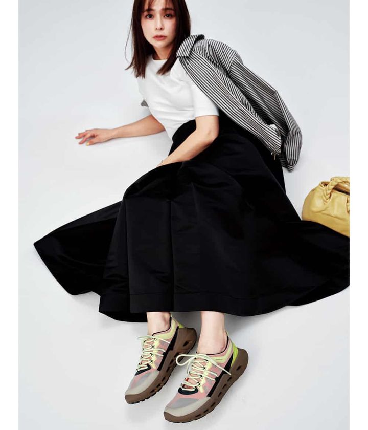 加藤ローサ エコーのスニーカー「BIOM 720 ×ナターシャ・ラムゼイ＝レヴィ」 白トップス 黒スカート ストライプブルゾン コーデ