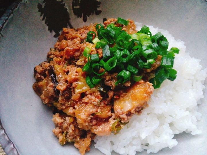 トロっと茄子とピリ辛でご飯進む！茄子とひき肉の味噌丼