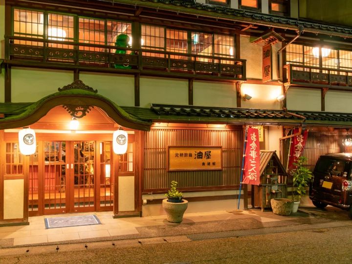 岡山県真庭市に位置する「湯原温泉郷」は、奥津・湯郷と並ぶ「美作三湯」のひとつです。特徴の異なる5つの温泉地が集まっており、豊富な湯量を誇ります。肌が柔らかくなると評判の「美肌の湯」を堪能できる、風情豊かな温泉地です。