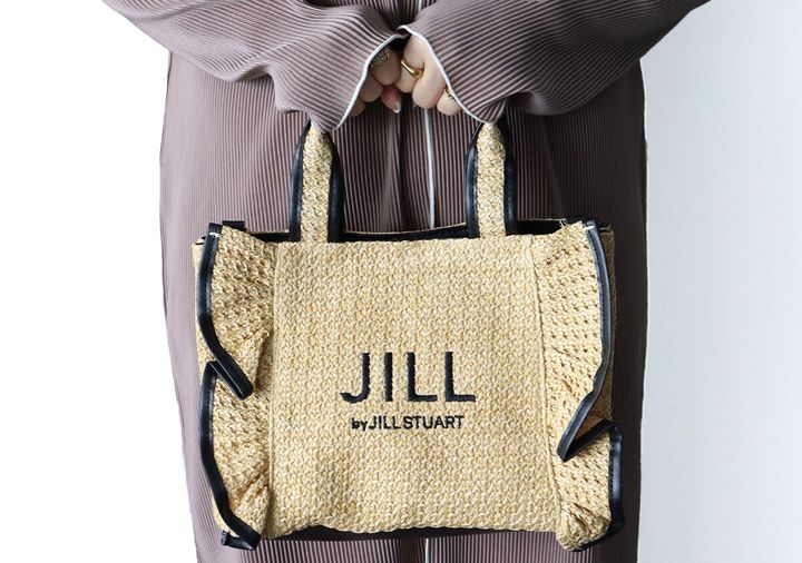プリーツワンピースの女性がJILL by JILL STUARTのかごバッグを手持ちした着用イメージ