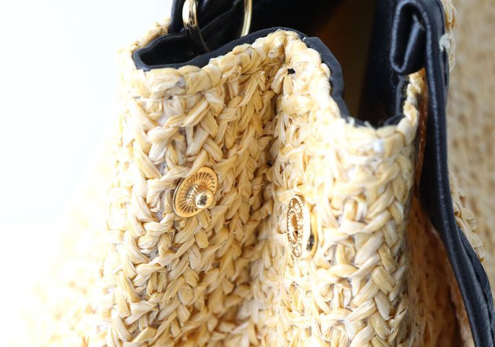 両サイドに付いたゴールドのスナップボタンで開閉できる仕様