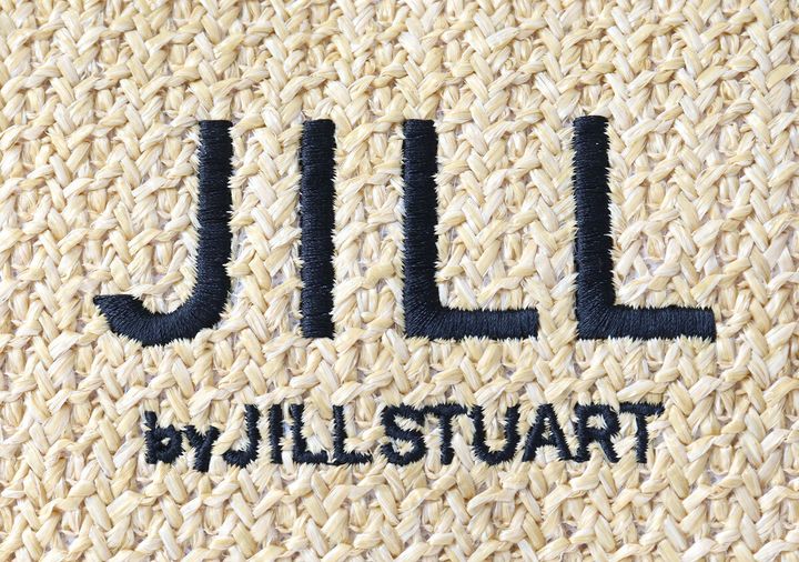 ラフィア風生地に施されたJILL by JILL STUARTの黒糸ロゴ刺繍アップ