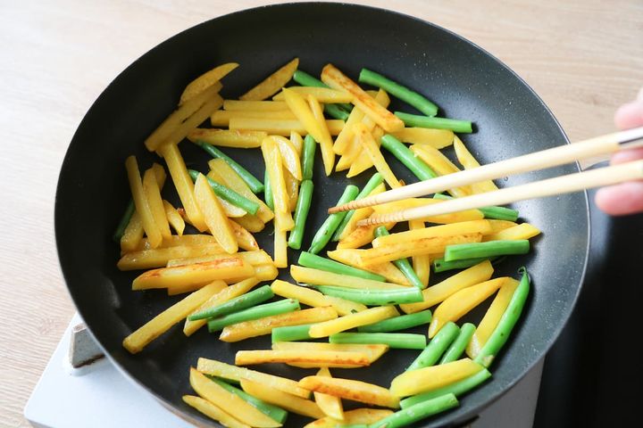 いんげんとじゃがいものコンソメ炒め