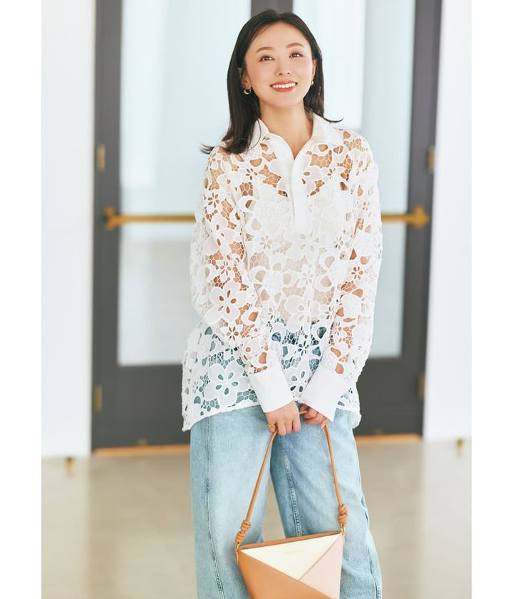徳澤直子 白レースラガーシャツ デニムパンツ コーデ