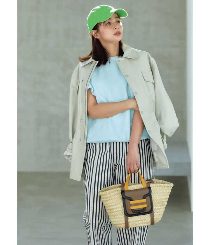 加藤ローサ グリーンキャップ ベージュレザージャケット 水色Tシャツ ストライプパンツ かごバッグ コーデ
