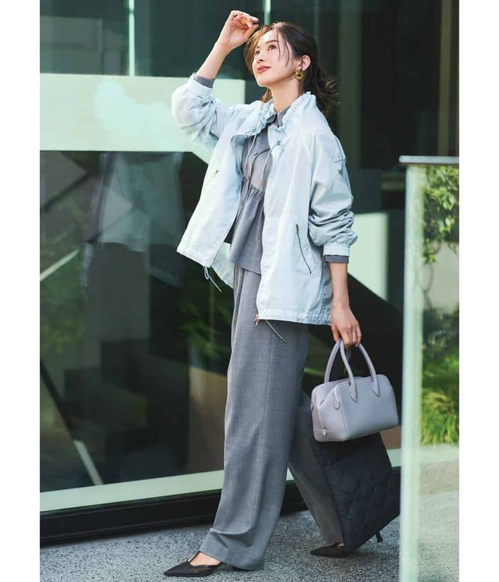 高垣麗子 ライトブルーブルゾン グレーセットアップ 黒パンプス グレーバッグ コーデ