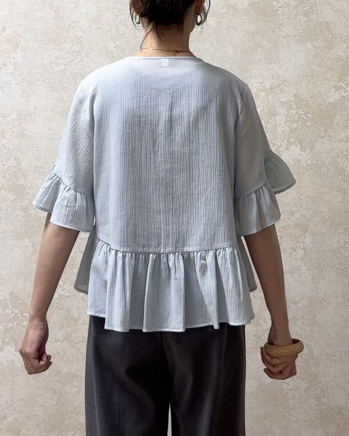 GU レースフリルブラウス ブルー着用バック