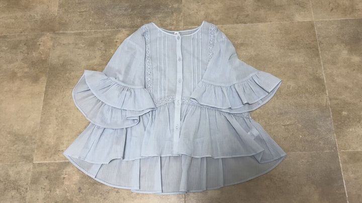 GU レースフリルブラウス ブルー置き撮り