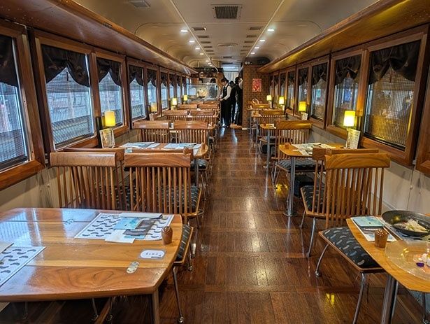 「丹後くろまつ号」の車内。木のぬくもりを感じる内装