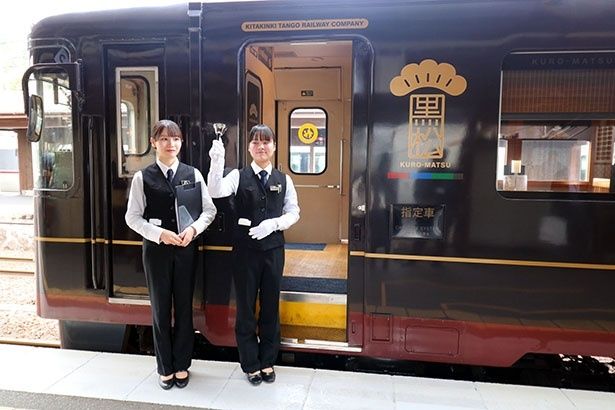 出発の鐘を鳴らすアテンダント。同列車にはアテンダントが同乗し、観光案内などをしてくれる