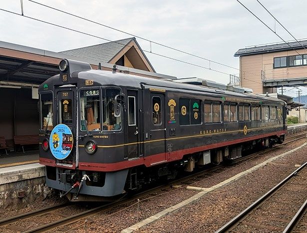 「丹後くろまつ号」は、2026年9月27日(日)まで、京都丹後鉄道宮津線峰山〜網野間開通100周年と、近江鉄道創立130周年を祝うオリジナルヘッドマークを掲出している