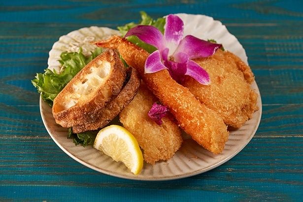 「シーフードフライ」。新鮮な地魚に加え、大ぶりのエビとホタテをフライに。自家製のしば漬けタルタルソースとの相性も抜群 提供：WILLER TRAINS(京都丹後鉄道)