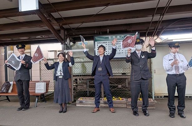 駅員さんたちのお見送りに、思わず手を振り返してしまう。旅情を感じさせる1コマ