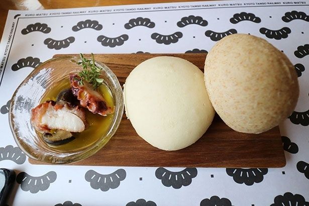 「京丹後米香る田園 米粉パンと全粒粉パン」。パンは京丹後産のコシヒカリの米粉を使用。ホテル近くの「たんパぱん」と試行錯誤した特製パン。真蛸は低温で2時間かけてやわらかいコンフィ仕立てに