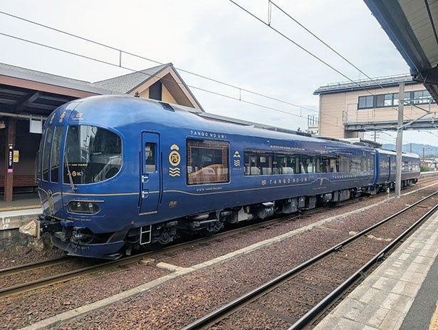天橋立駅に停車していた「丹後の海」。海の京都をイメージした水戸岡鋭治さんデザインの特急列車