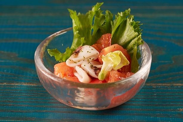 「ヤリイカとトマトのチョレギ風」は、柔らかいヤリイカと旬のトマトをチョレギ風に和えた一品。ごま油の香りが食欲をそそり、お酒にも合う 提供：WILLER TRAINS(京都丹後鉄道)