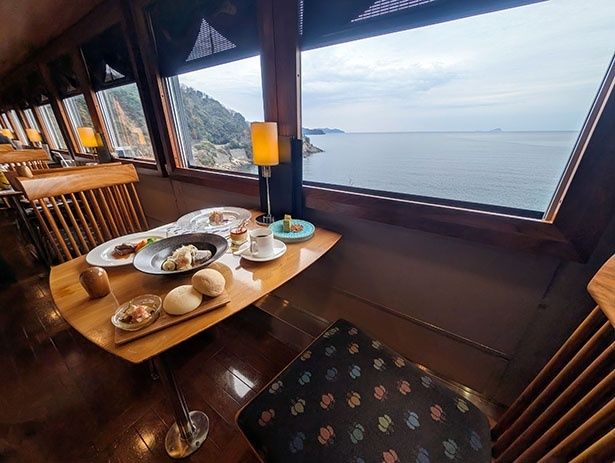車窓いっぱいに広がる奈具海岸の景色