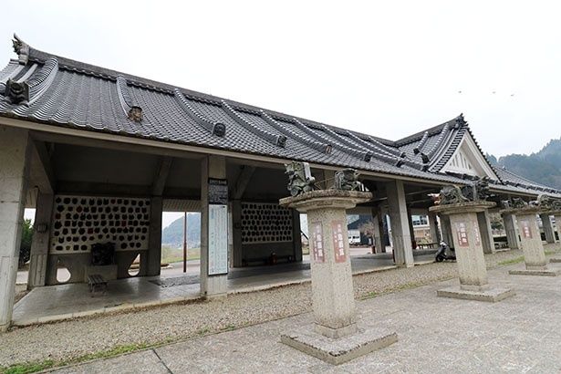 「屋根付き鬼の回廊」