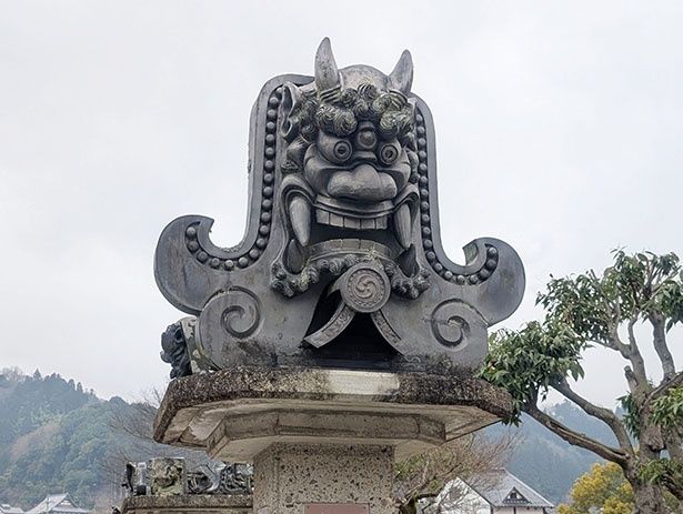 迫力ある鬼瓦が並ぶ