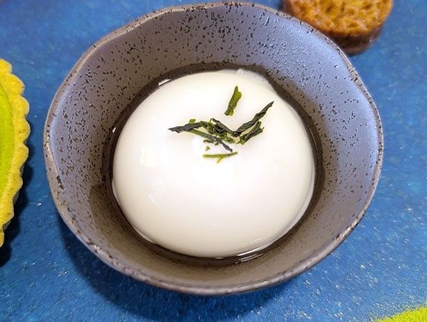 「氷上牛乳のなめらかプリン(朝宮茶の茶葉を添えて)」